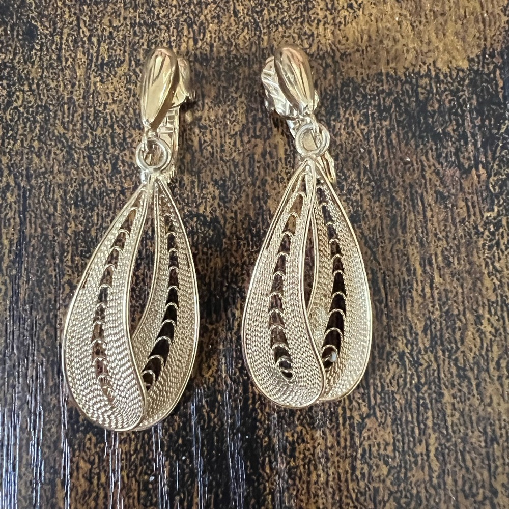 🤑Vintage Trifari Gold Tone Filigree Dangle Drop Clip On Earrings